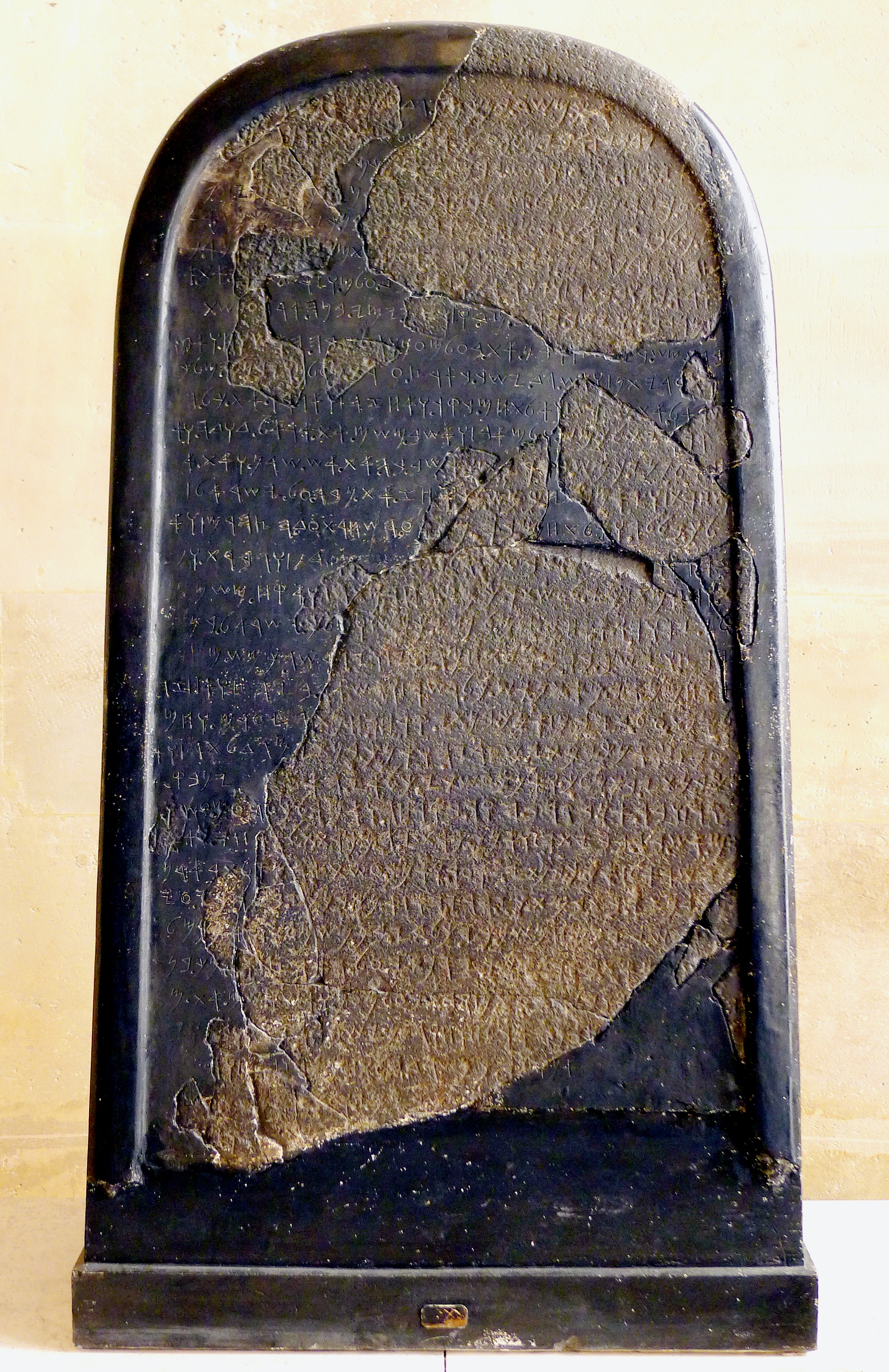 上图:1868年在约旦发现的摩押王米沙石碑(Mesha Stele),现存于卢浮宫。碑文以原始希伯来字母书写,大约刻于主前840年,碑文记录了摩押王米沙反叛,战胜以色列王。碑文上提到「亚罗珥」、「尼波」、「巴力免」(代上五8)和「沙仑」(代上五16)这四个地名。